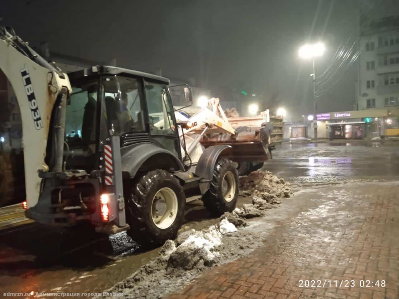 Рязань замело снегом: коммунальщики работают в круглосуточном режиме