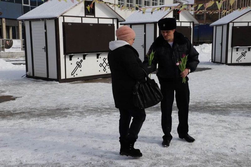 В преддверии 8 марта рязанки получают цветы   