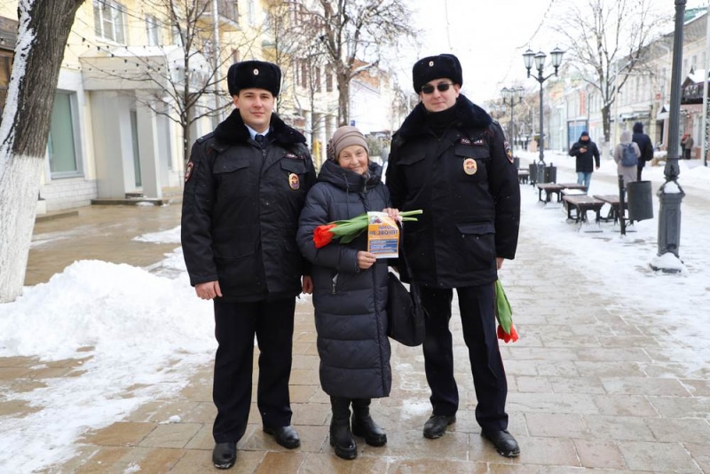 В преддверии 8 марта рязанки получают цветы   