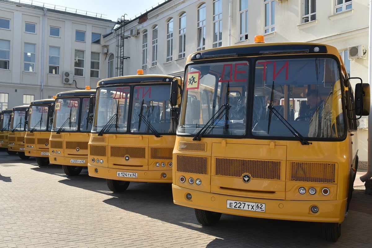 Рязанский губернатор лично вручил ключи от новых школьных автобусов