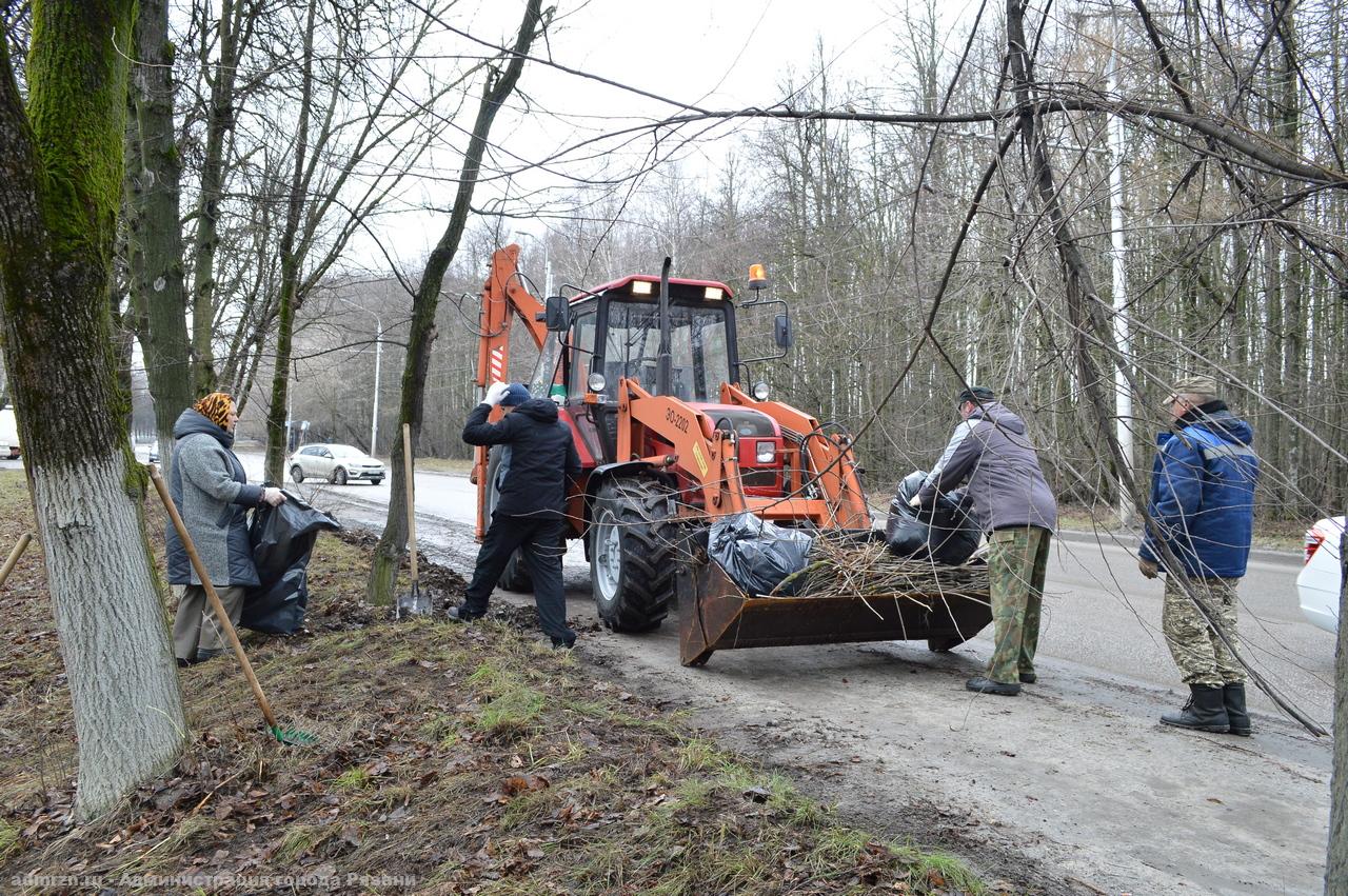 В Рязани продолжают чистку улиц после зимнего периода