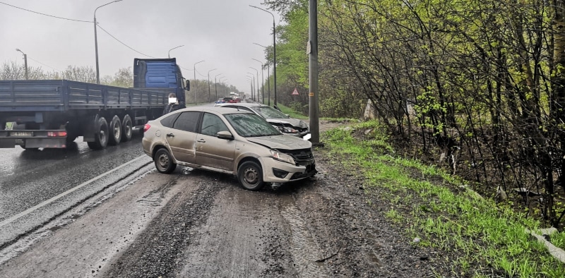 В Рязани две легковушки не поделили дорогу