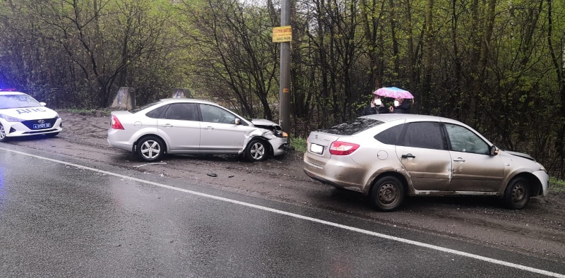 В Рязани две легковушки не поделили дорогу