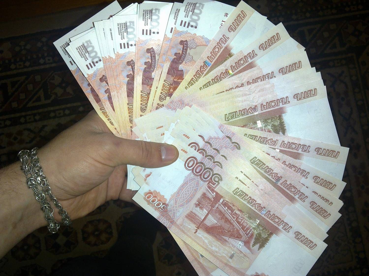 Реальные купюры. Деньги в руках. Рубли в руках. Деньги рубли. Фотография денег в руках.