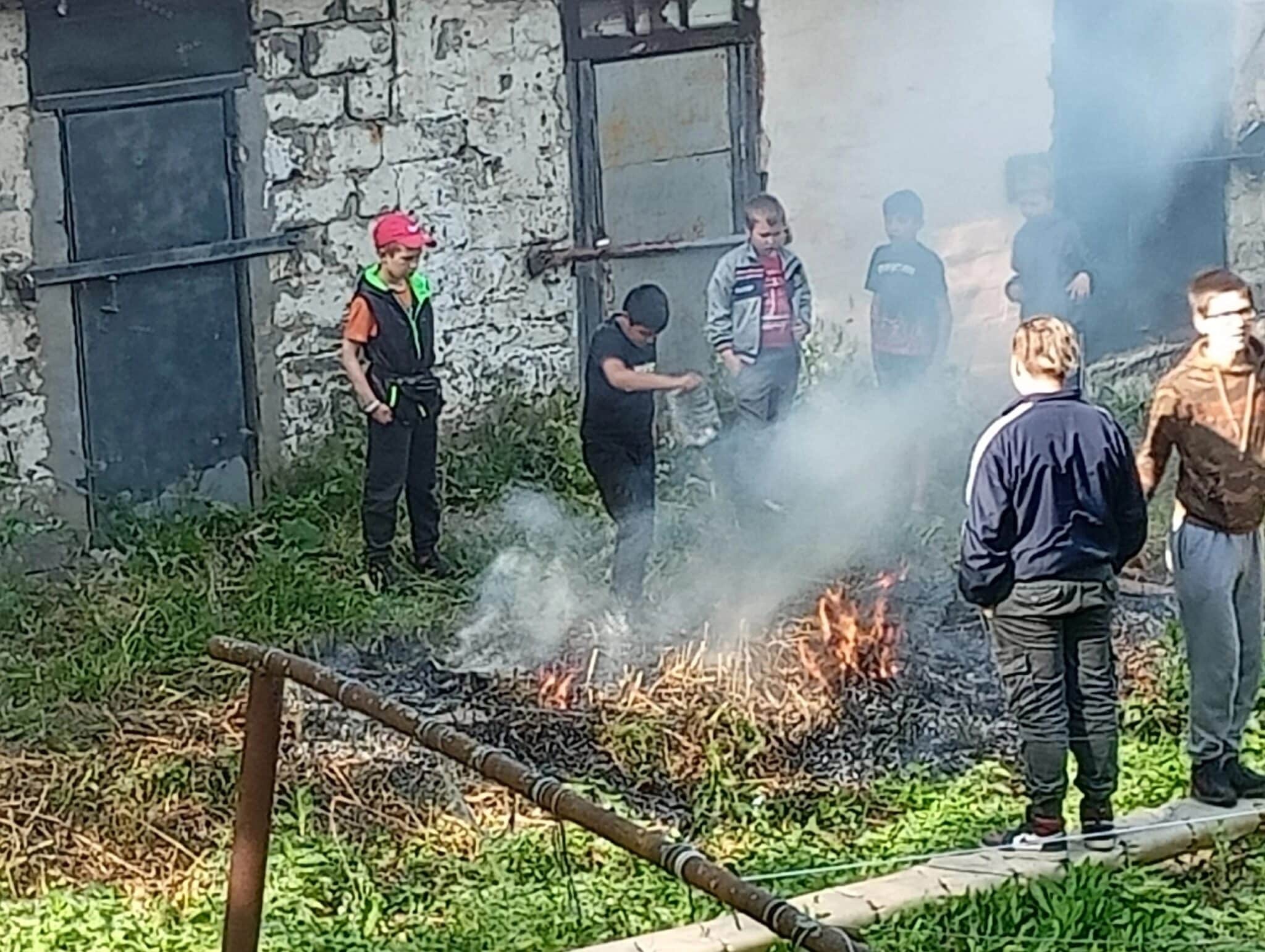 Подростки закрыли мальчика в гараже и подожгли. Мальчика подожгли в сарае. Поджог Сараев. Поселок сараи. Мальчика подожгли в сарае подростки.