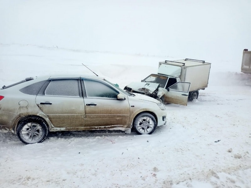 На заснеженной трассе под Рязанью легковушка с фургоном повстречалась с «десяткой», есть пострадавшие