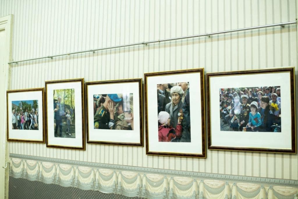 В Рязани открылась персональная выставка Сергея Новикова «На фоне Пушкина снимается семейство…»