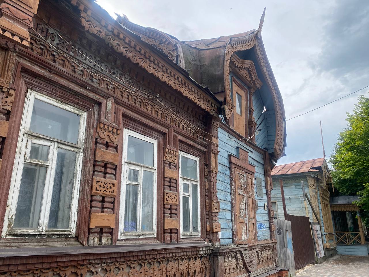 На улице Щедрина разрушается ещё один памятник архитектуры