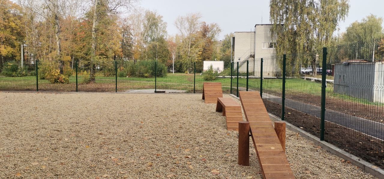В Приокском открыли площадку для выгула собак