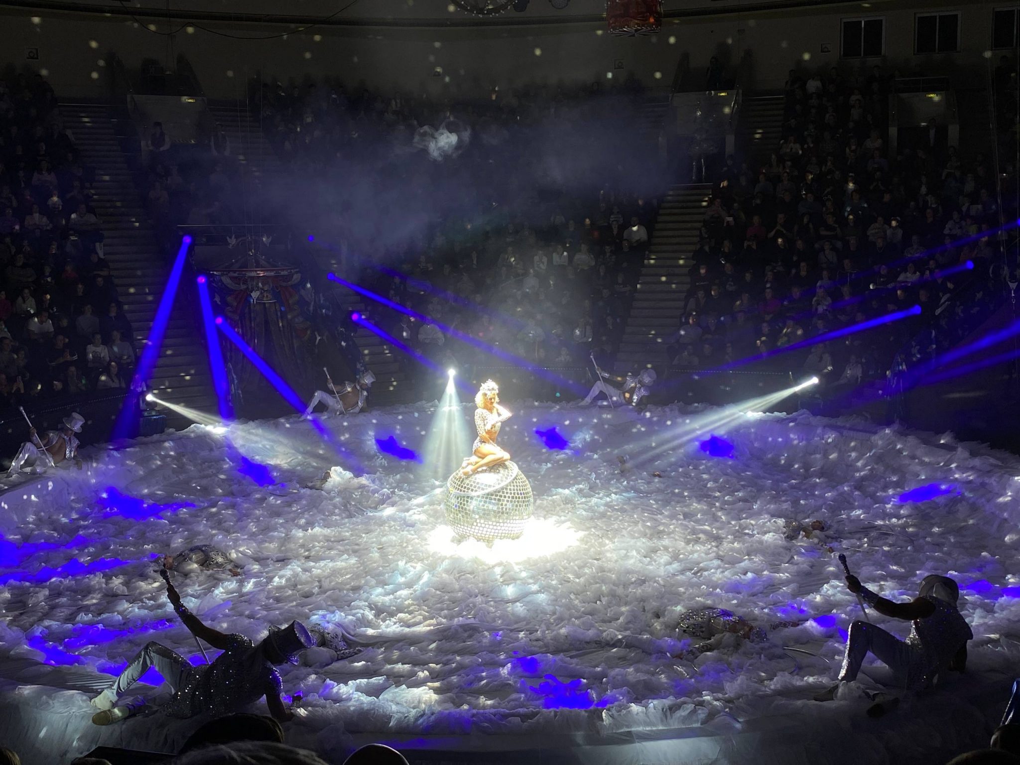 Триумф мастерства и буйство красок: шоу Гии Эрадзе "Пять континентов" покоряет Рязань