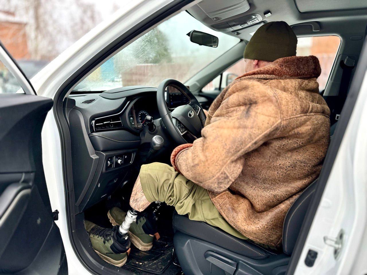 Рязанский ветеран СВО получил машину с ручным управлением