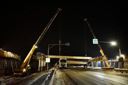 У нового моста через Оку монтируют пролётное строение путепровода