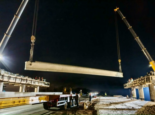 У нового моста через Оку монтируют пролётное строение путепровода