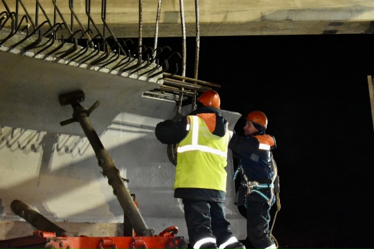 У нового моста через Оку монтируют пролётное строение путепровода