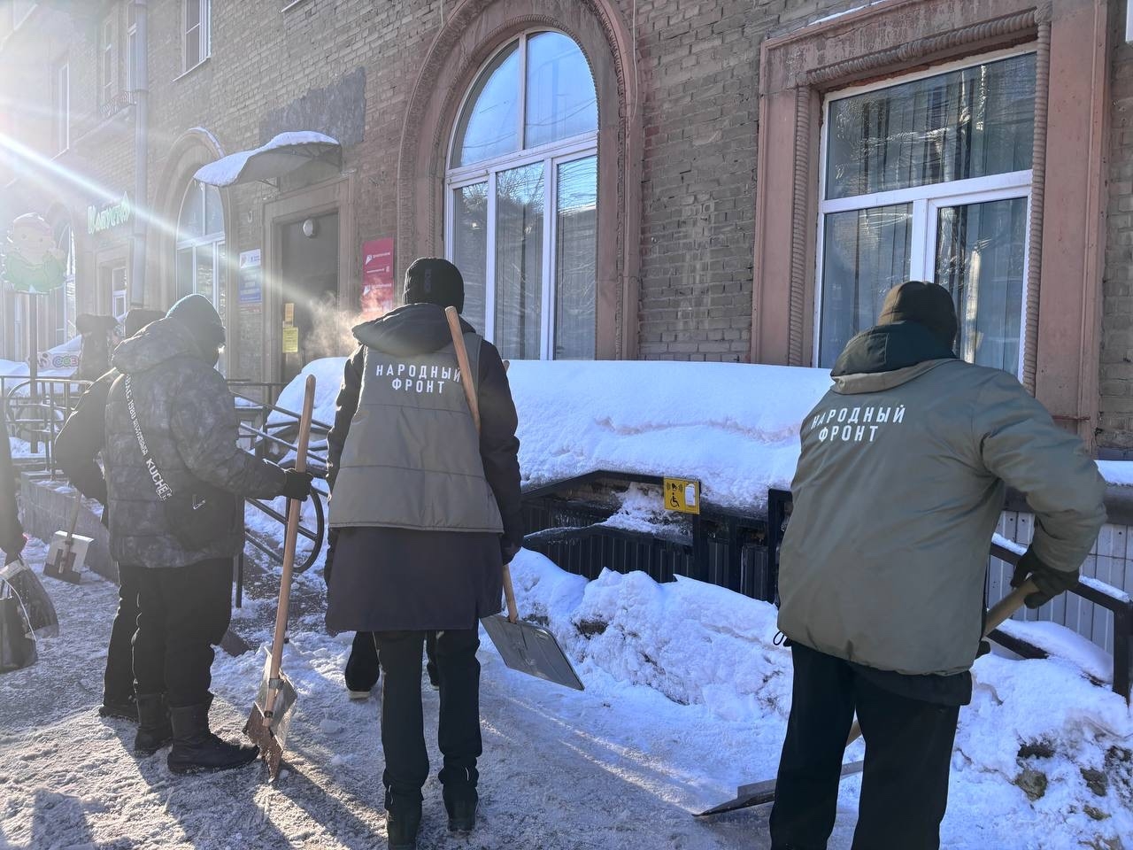 Активисты Народного фронта почистили снег у детских поликлиник в Рязани