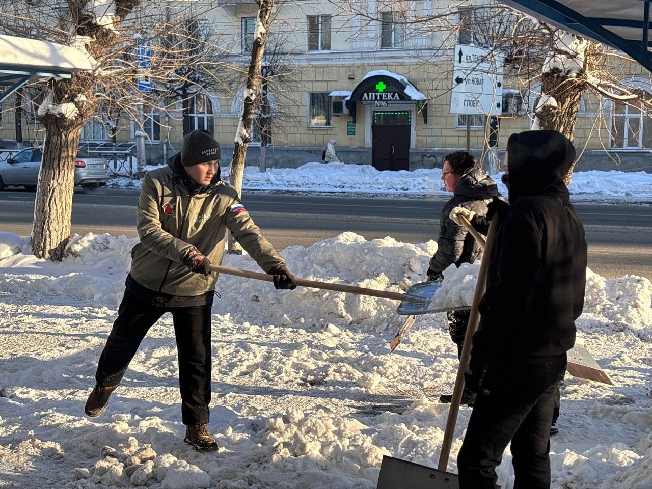 Активисты Народного фронта почистили снег у детских поликлиник в Рязани