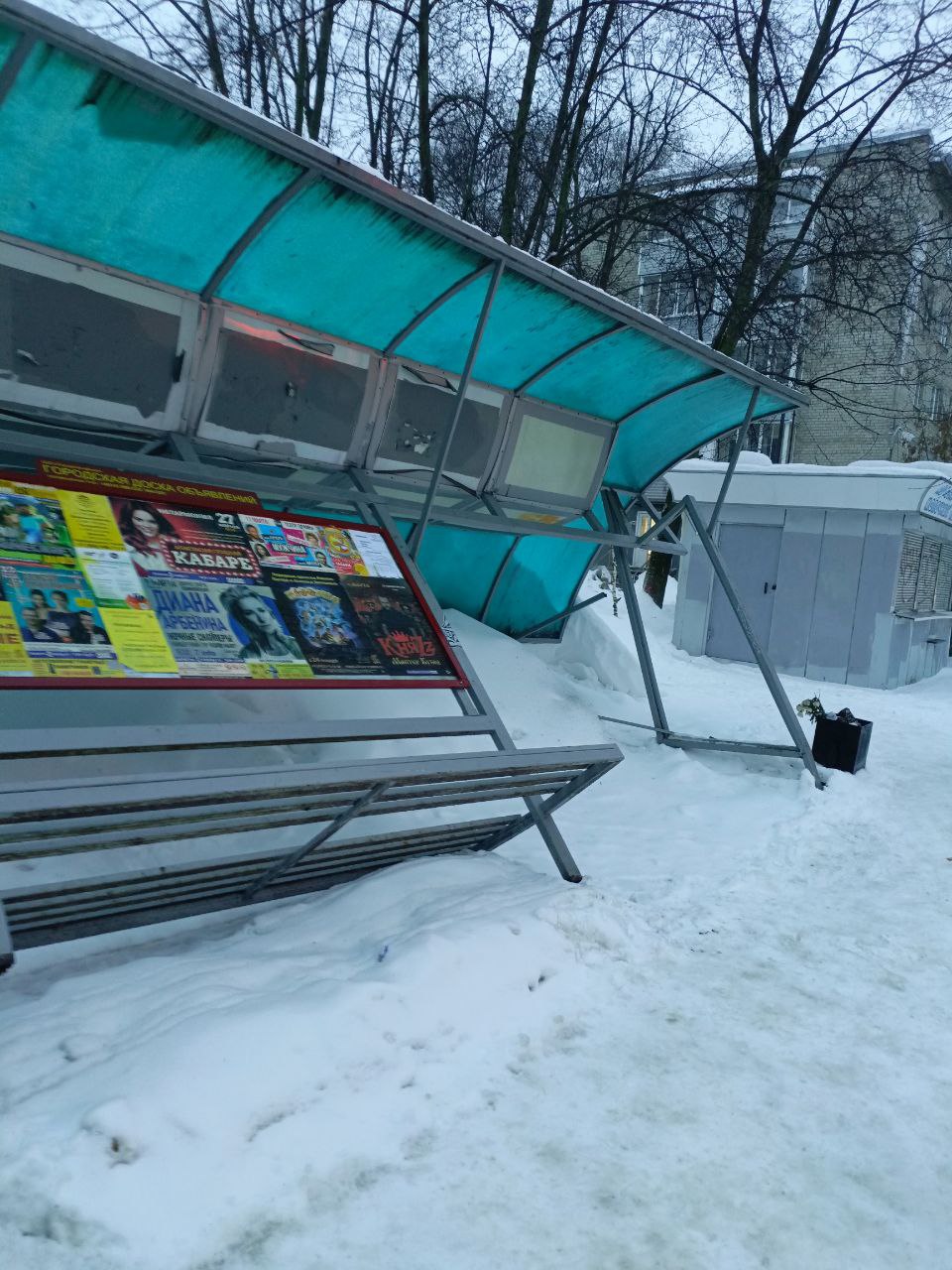 В Рязани из-за снега упала остановка