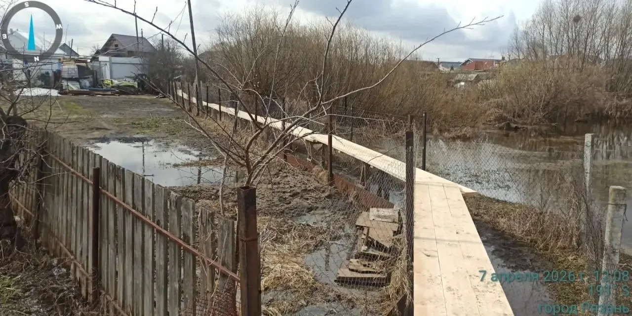 В посёлке Борки обустроили деревянные мостки