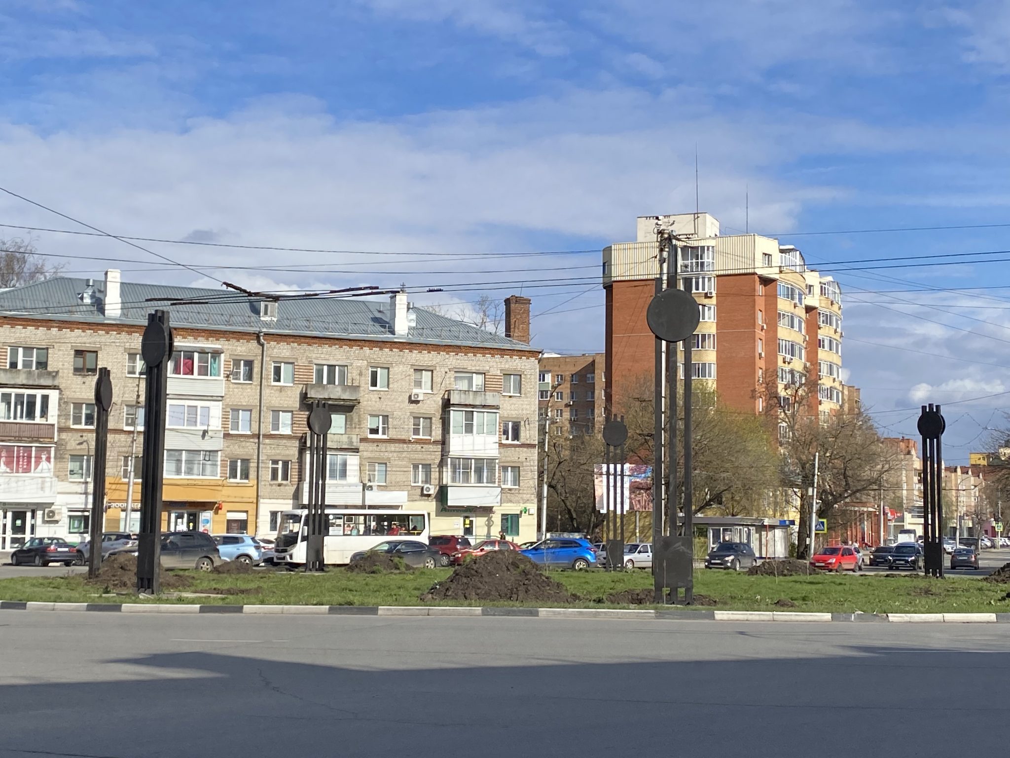 В Рязани на площади Свободы смонтировали стелы