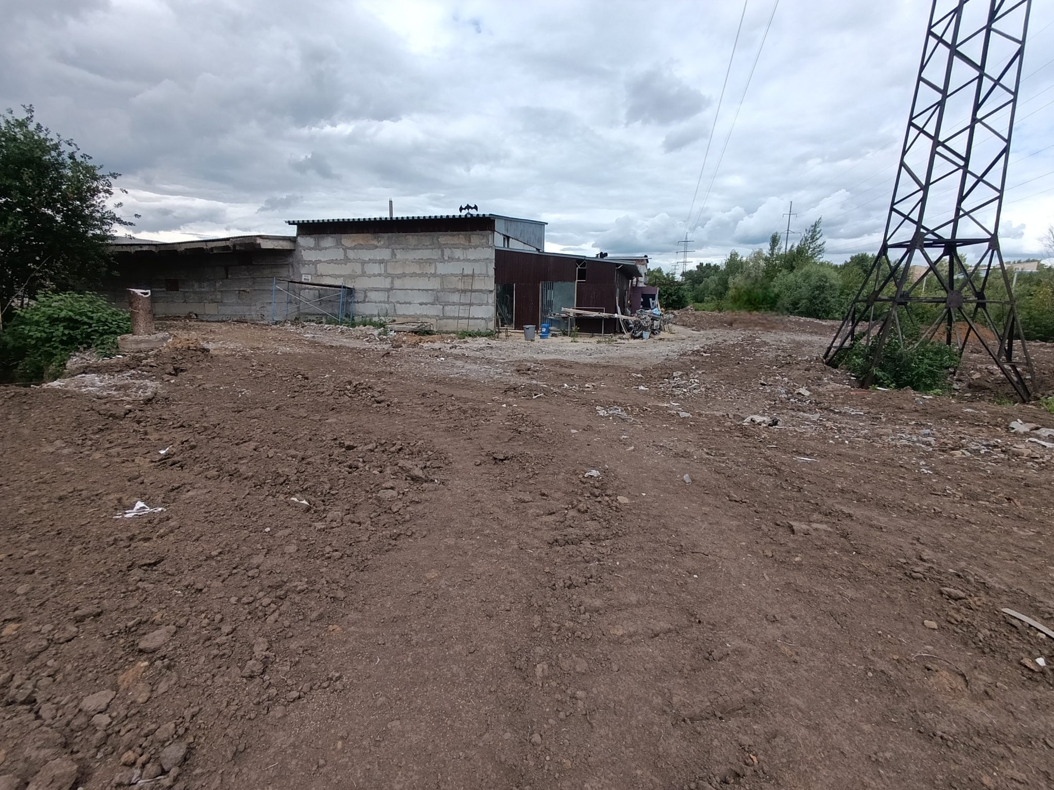 У гаражей в Рязани устроили незаконную свалку